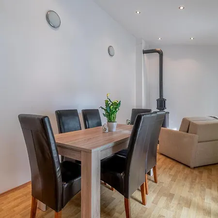 3 Bedroom Cozy In Žminj