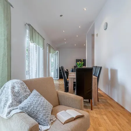Vakantiehuis 3 Bedroom Cozy In *