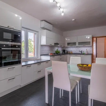 Vakantiehuis 3 Bedroom Cozy In Žminj